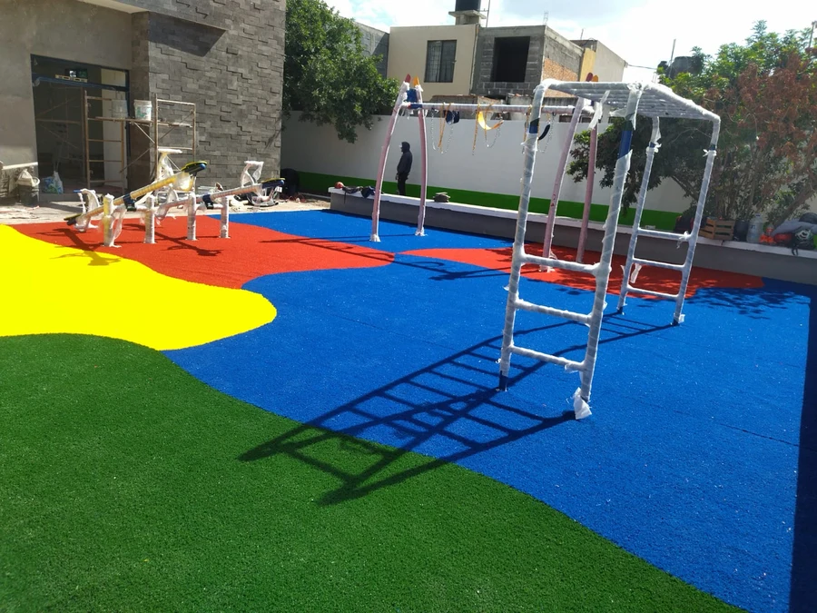 Pasto sintético de colores instalado en área residencial — PlayZone Grass