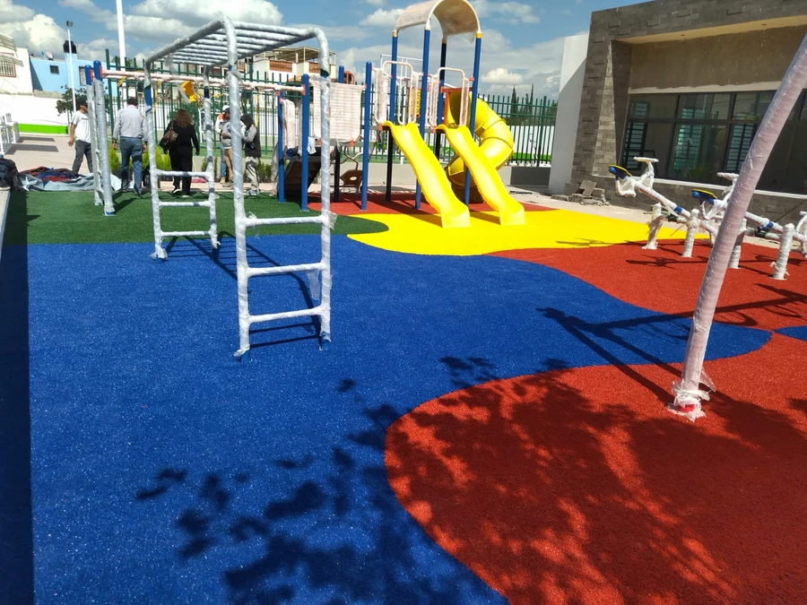 Pasto sintético colorido en playground infantil — PlayZone Grass