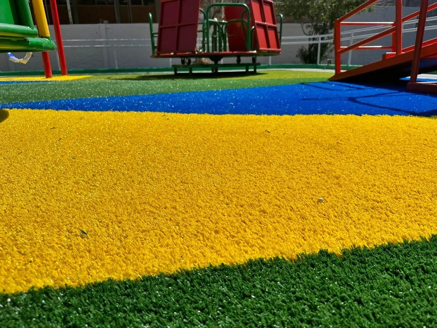 Instalación de pasto sintético de colores en área kids — PlayZone Grass