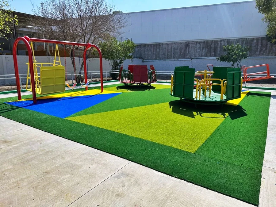 Pasto sintético premium para kínder — PlayZone Grass México