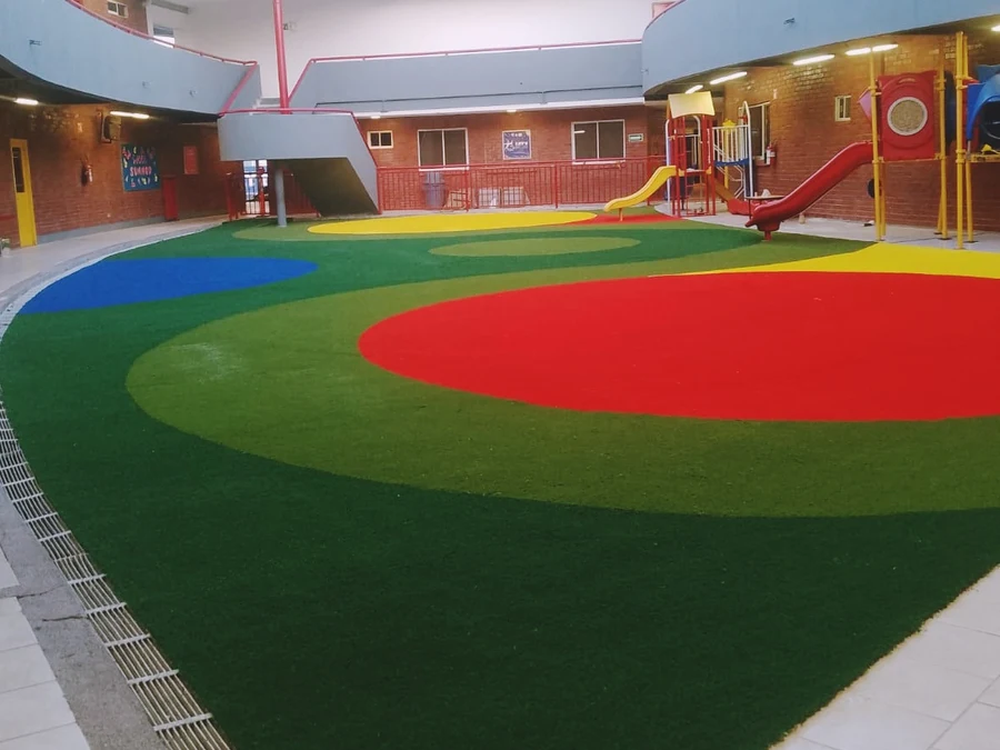 Pasto sintético colorido instalado en parque infantil — PlayZone Grass