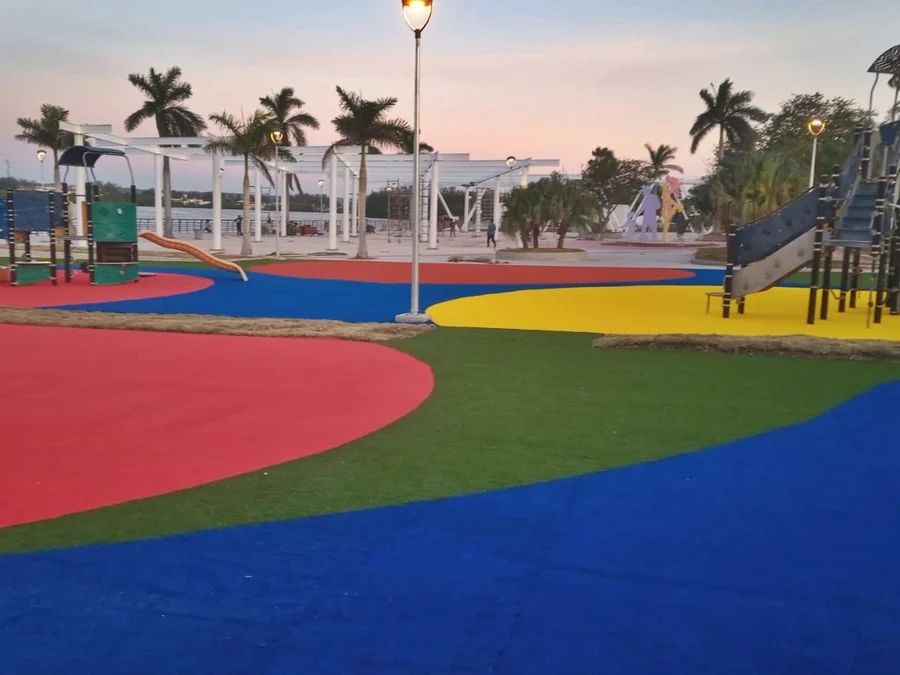 Parque frente al mar al atardecer — PlayZone Grass Tamaulipas
