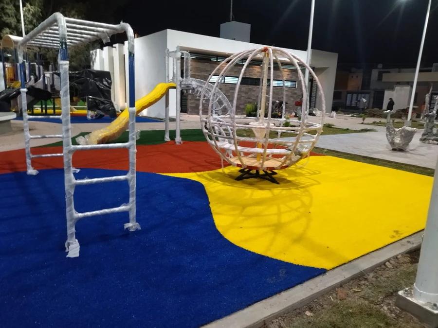 Playground nocturno — PlayZone Grass