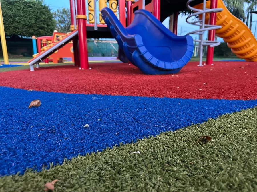 Kids zone con pasto colorido PlayZone Grass — proyecto especial